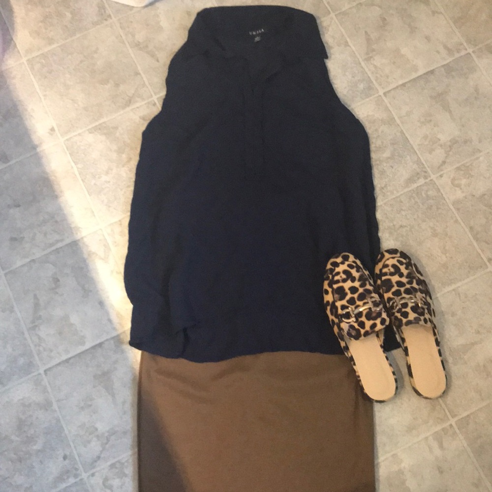 😎🥰3 for 20! Navy sleeveless blouse